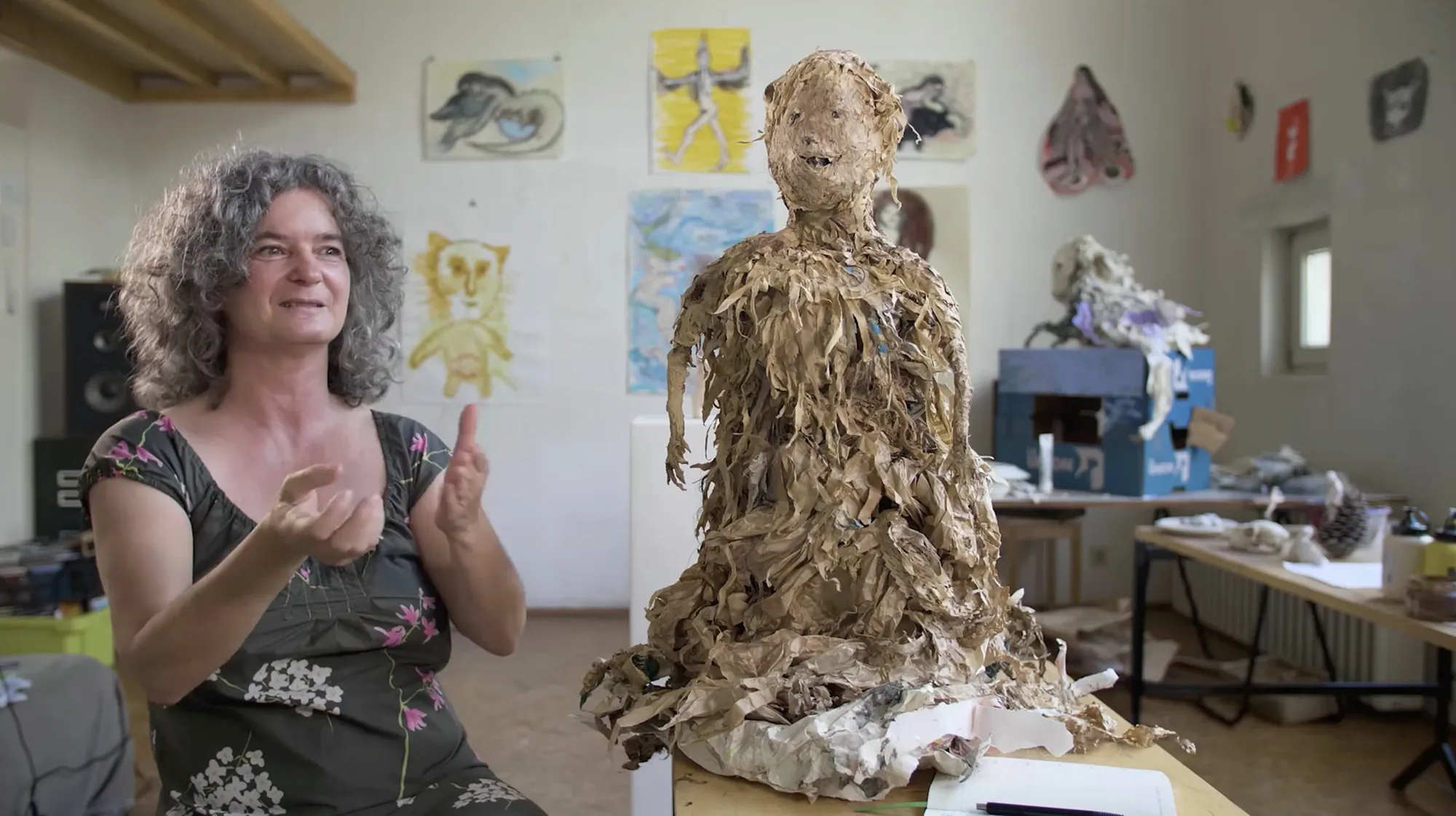 Saskia Niehaus arbeitet an einem Tisch in ihrem Kölner Atelier