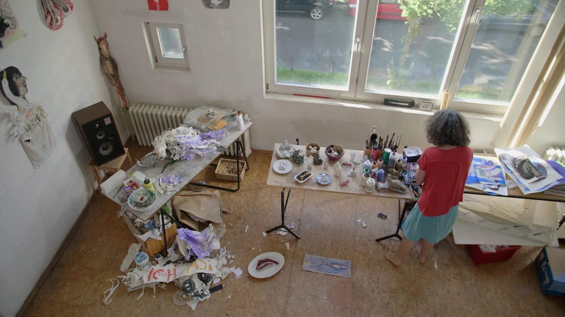Saskia Niehaus arbeitet an einem Tisch in ihrem Kölner Atelier